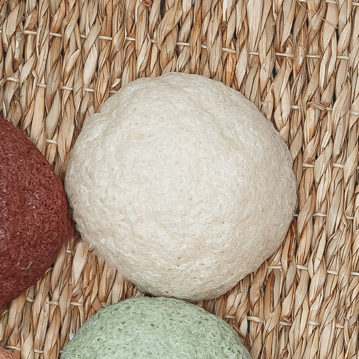 Natural Konjac Facial Sponge – Round, Soft & Biodegradable